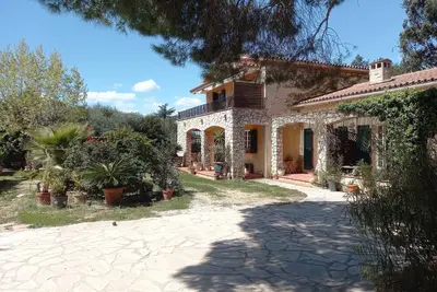 Image de Appartement dans mas provençal de caractère au calme à 2 km des plages