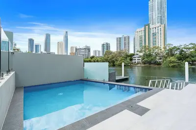 Image de Island Dreams – Luxury Villa Living in the Heart of Surfers Paradise