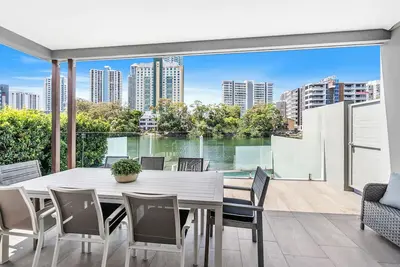 Image de Island Getaway – Spacious Tri-Level Luxury in Surfers Paradise