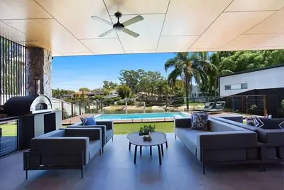 Image de Luxury Waterfront Living – Elegant 7-Bedroom Retreat in Broadbeach Waters