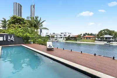 Image de Effortless Waterfront Living with Heated Pool & Entertainer’s Layout