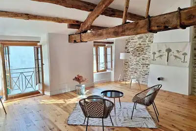 Image de Luxueuse maison de village spacieuse; 3 chambres, 2 salons, 1, 5 SdB et jardin.