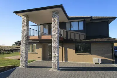 Image de Apartment with lake, mountain & rural views.
