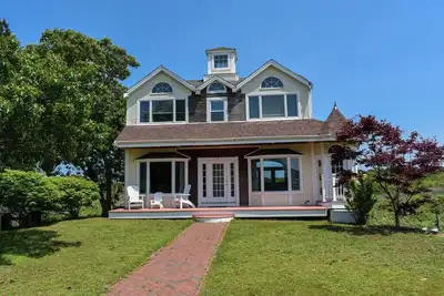 Image de Stunning marsh views from this one of a kind home!
