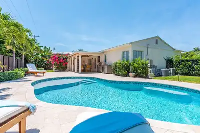 Image de Palm Beach Retreat w/ Pool + Outdoor Dining & Bbq