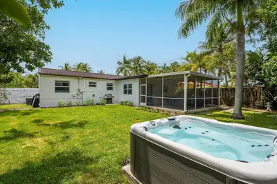 Image de West Palm Escape w/ Hot Tub + Screened Porch for 6