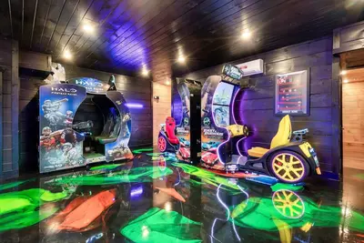 Image de Hibernation Lodge | Indoor Pool, Arcade, Theater, Hot Tubs, Sleeps 48 Guests