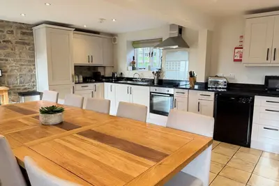 Image de Dog-Friendly Stone Cottage with Hot Tub for Eight People