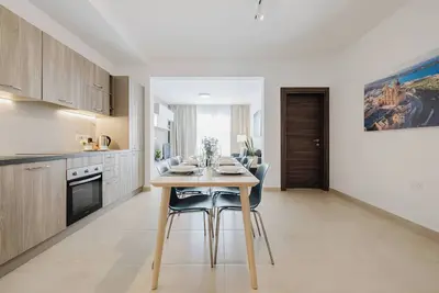 Image de Relax with the whole family at this beautiful place to stay! <br><br>We offer a beautiful apartment for rent in Mellieha, furnished with love right next to of the most beautiful Bays of the Island (Ghadira Bay, Golden Bay, Paradise Bay, and Comino). T