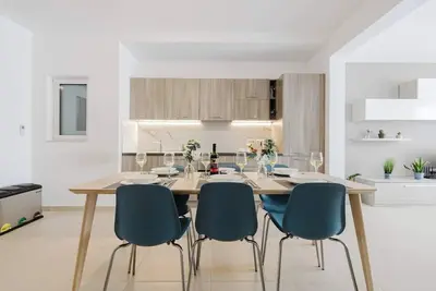 Image de This modern designed apartment is a self-catering accommodation located in a residential area of Mellieha but surrounded with all amenities, the bus terminus is just a five minutes walk from the apartment. From this bus terminus you can catch a bus t
