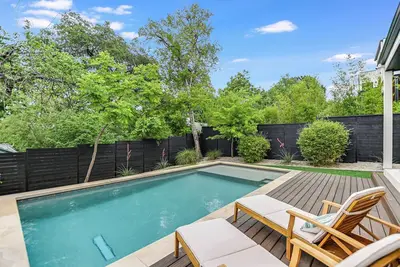 Image de Above Downtown Modern | Pool l Skyline Views l Office I Luxury Services