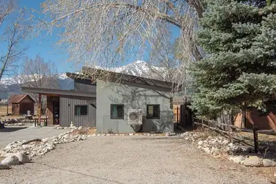 Image de New mountain-modern bungalow with private patio + epic Mt. Princeton views