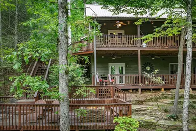Calming Creekfront Cabin