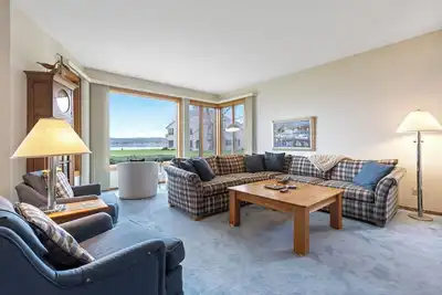 Image de New! Lake Charlevoix Harborage Condo, lower level, sleeps 6