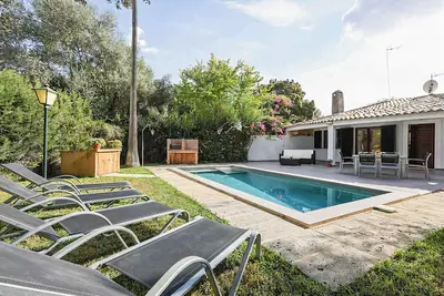 Image de Charming Casa Pequeña in Tranquil Residential Area