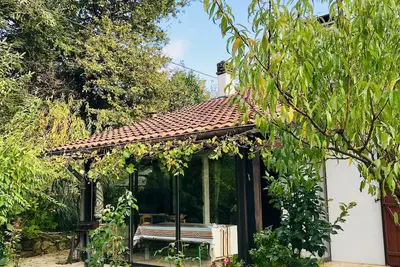 Image de maison individuelle dans un cadre de verdure.