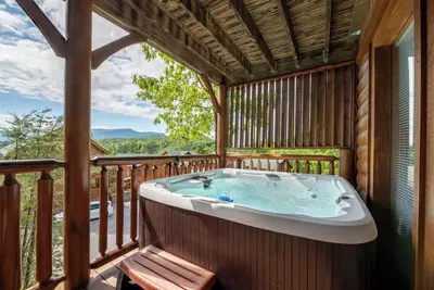 Image de *Lovely 3bd Cabin w/ Hot Tub! Games + Pool Access*