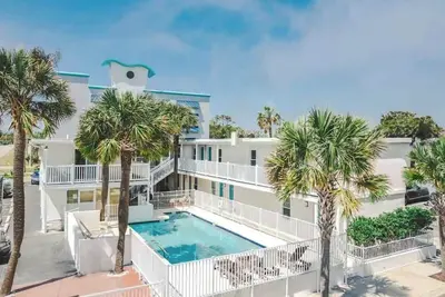 Image de Boutique on the beach, Studio #122 + Pool