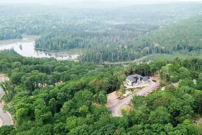 Image de Modern Muskoka Cottage with Lake Views