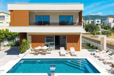 Villa San Pietro – A Luxurious Seaside Retreat in Kaštel Štafilić