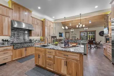Image de Luxury Sunriver Home w/ Bar, Hot Tub, 8 Bed 9 bath