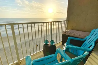 New Gorgeous Ocean Front King Bed in Daytona!