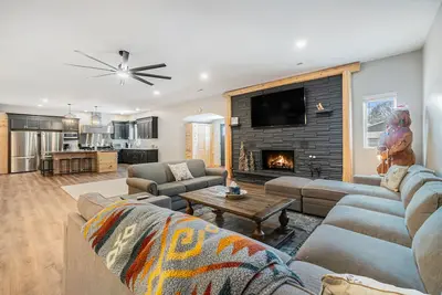 Image de Luxurious Lodge w/ 8-lane bowling ally, additional Cottage & great location!