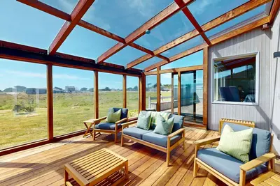 Image de Meadow home with sunroom, ocean view, shared pools & tennis courts - dogs Ok