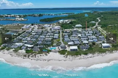 Golf cart included, 2-bedroom beach villa in Treasure Cay w/WiFi & washer/dryer
