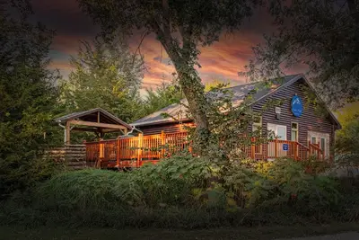 Image de Fireside Cabin w/Hot Tub. 2 Bedrooms w/3 Queen Beds. Spacious and Pet Friendly!