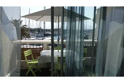 Image de studio centre ville, vue mer/port