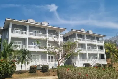 Image de 2 bedroom 2 bath condo on Pacific Ocean, steps from a pool, close to surfing.