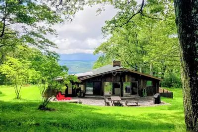 Image de A spectacular Shawangunk vista in a beautifully renovated chalet on a lush lawn.