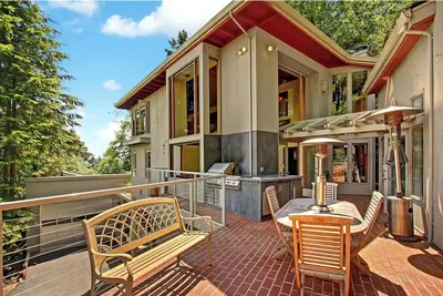 Image de 3br urban oasis with lake views, swimming pool, hot tub, steam shower and sauna.