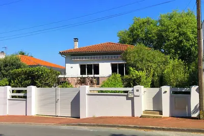 Image de Villa Jéromine dans quartier recherché. Plage à pieds. Trois Terrasses fleuries.