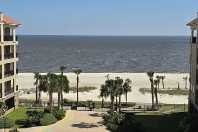 Image de Laid-Back Luxury – Beachfront Condo at Inn By The Sea