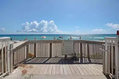 Image de Beach Front Condo with Ocean and Canal Views