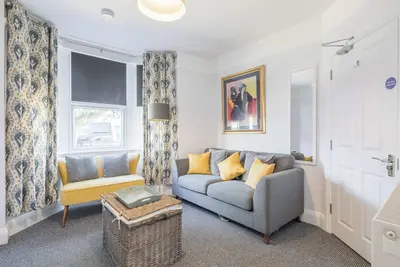 Image de Modern 4-Bedroom Detached Home in Central Cambridge with Parking