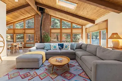 Image de Sleeps 9•Cribs •Bbq grill• Fire pit•Gym•Trails