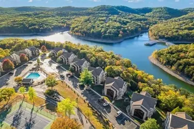 Image de 2br Lakeview Condo | Private Deck | Near Marina