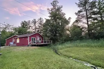 Image de Cozy 3-bedroom lake house with private beach area and fire pit in Greenville