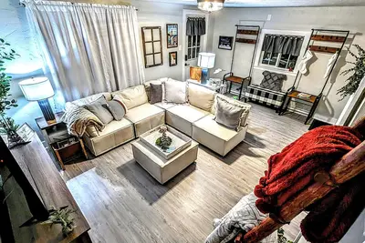 Image de End your search! Fun dwtn historic home spa firepit big fenced yard game room