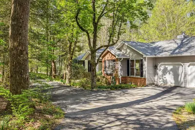 Image de Spacious Home in the Heart of Flat Rock w/ Hot Tub, Ping Pong & Pool Table