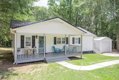 Image de Charming 2-bedroom house with King Bed, WiFi, Ac, close to Clemson, large yard.