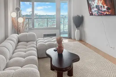 Image de Nyc 5th ave Central Park Xl apartment with balcony -3 bedroom.