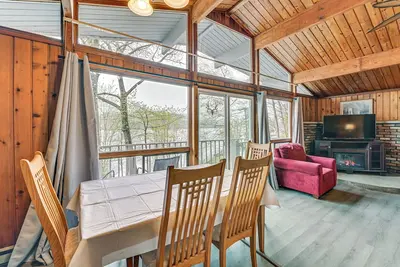 Image de Lake-View Cabin w/ Furnished Deck in Hadley!