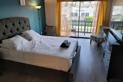Image de Chic Queen Bed Unit with WiFi, Ac in enchanting Beverly Hills
