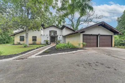 2 Mi to Dtwn: Spacious Angleton Home w/ Courtyard!