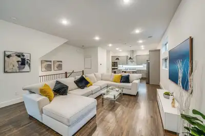 Image de 10 Mi to Dtwn Dallas: Sleek Retreat w/ Balcony