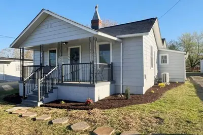 Image de Mid-Century Bungalow - 2 miles from Casino